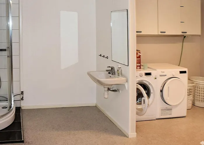 12 Person In Nyaraló *