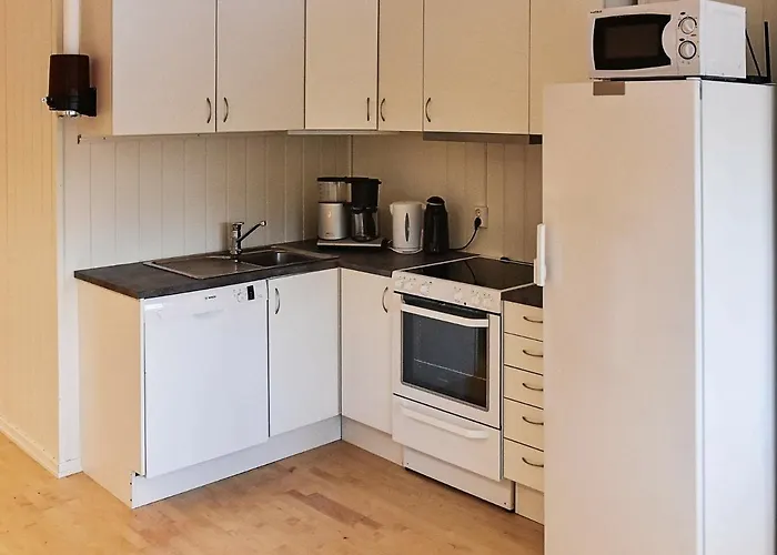 12 Person In Nyaraló